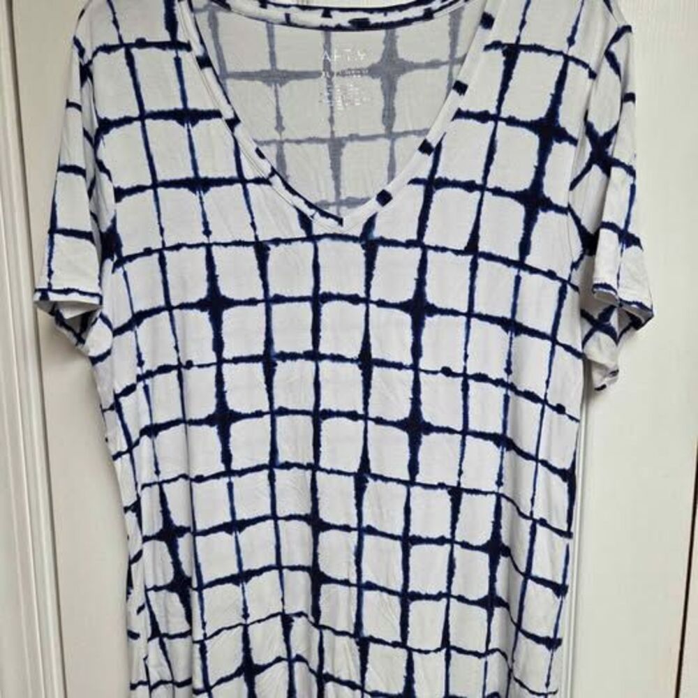 Apt 9 Essentials womens XL white with navy blue lines vneck short sleeve